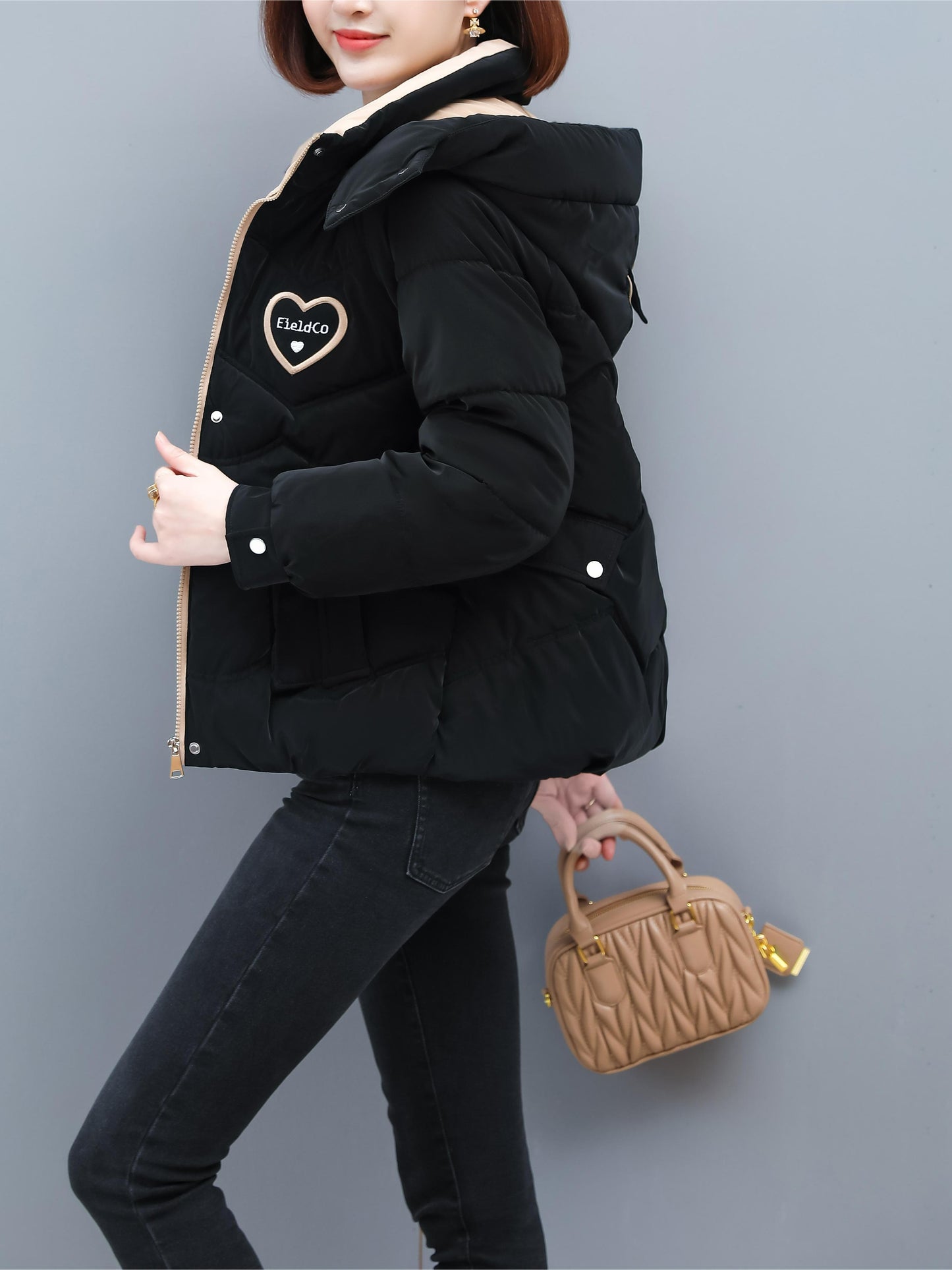 Կանացի ձմեռային գլխարկով բաճկոն - ոճային բեժ և սպիտակ կայծակաճարմանդով վերարկու՝ սրտիկ նախշերով, տաք պոլիեսթերային վերնազգեստ՝ առօրյա կամ նրբագեղ տեսքի համար, ձմեռային բաճկոն