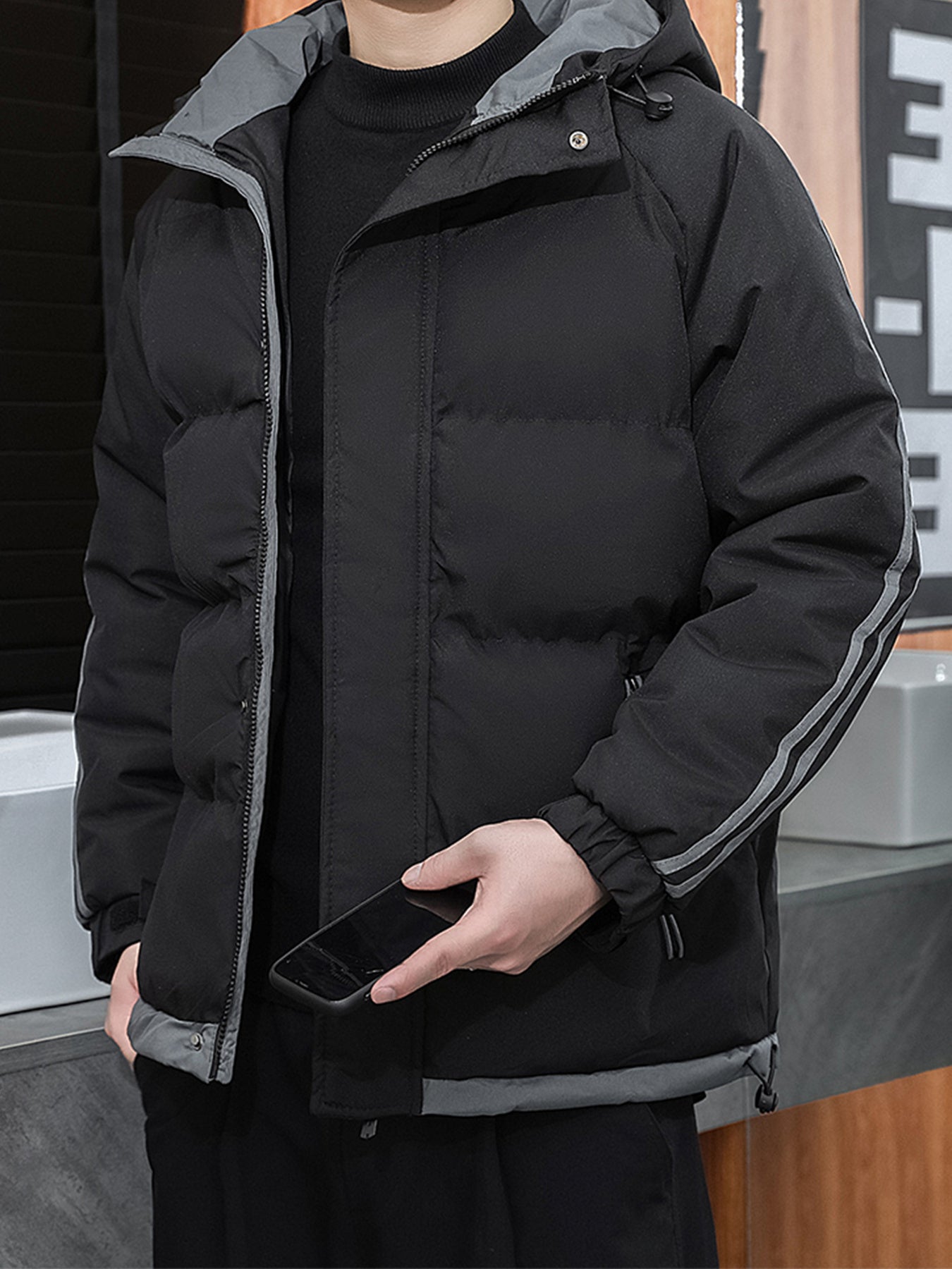 1 հատ տղամարդու ձմեռային բաճկոն գլխարկով, լցոնված վերարկու, սպիտակ և մուգ կանաչ, ոսկեգույն կայծակաճարմանդով, լվացվող մեքենայով, ամենօրյա, արտաքին հագուստի համար (ձյունակայուն, քամուց պաշտպանված) - սովորական, դահուկավազքի, ցրտի համար