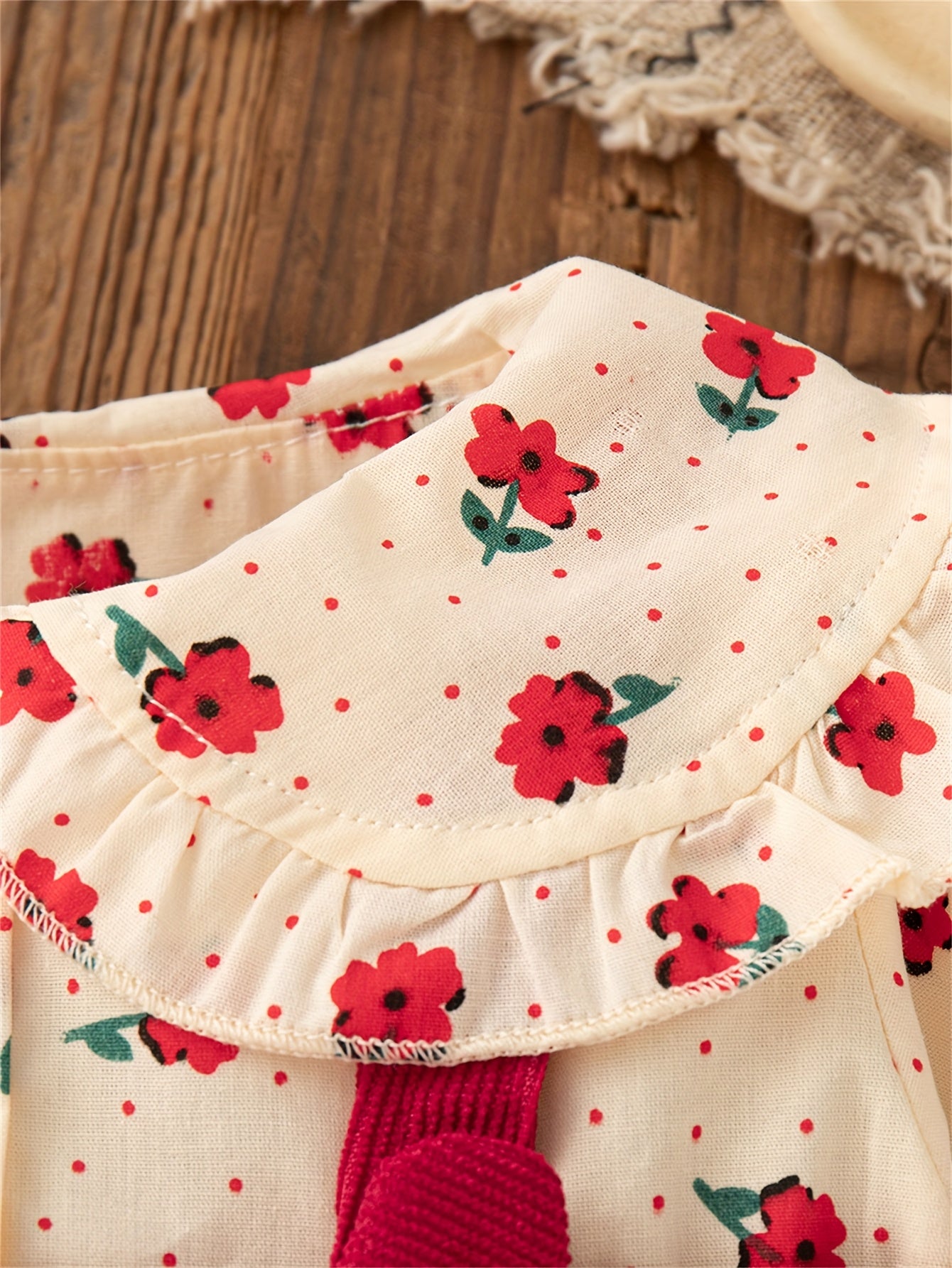 Կարմիր և սպիտակ պուանսետիայով և աստղերի նախշերով զգեստ՝ ծալքավոր օձիքով և ժանյակե զարդանախշով - Երկար թևքերով A-գծով ձմեռային երեկույթի զգեստ Սուրբ Ծննդյան, Նոր տարվա, լուսանկարահանումների համար - Կարճ փափուկ զգեստ (ձեռքով լվացվող հագուստ)