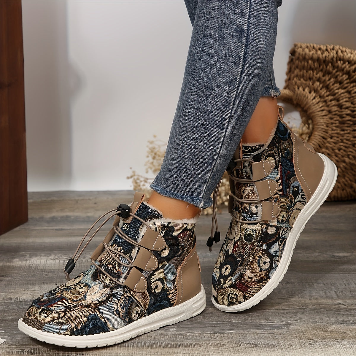 Կանացի հարմարավետ ձմեռային կոշիկներ - Հարմարավետ, սահելով հագնվող, միջին բարձրության կոշիկներ հաստ ներբանով, կլոր քթով, սպիտակ և սև ժանյակավոր դիզայնով - Իդեալական են ցուրտ եղանակի, ձյան և ձմեռային կոշիկների համար: