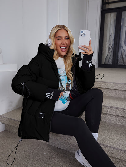 Կանացի ոճային բեժ գույնի փքված բաճկոն՝ առօրյա տաք ձմեռային վերարկու՝ սև եզրագծով, երկար թևքերով և կայծակաճարմանդով գլխարկով, պոլիեսթերային գործվածք՝ բացօթյա հարմարավետության համար։