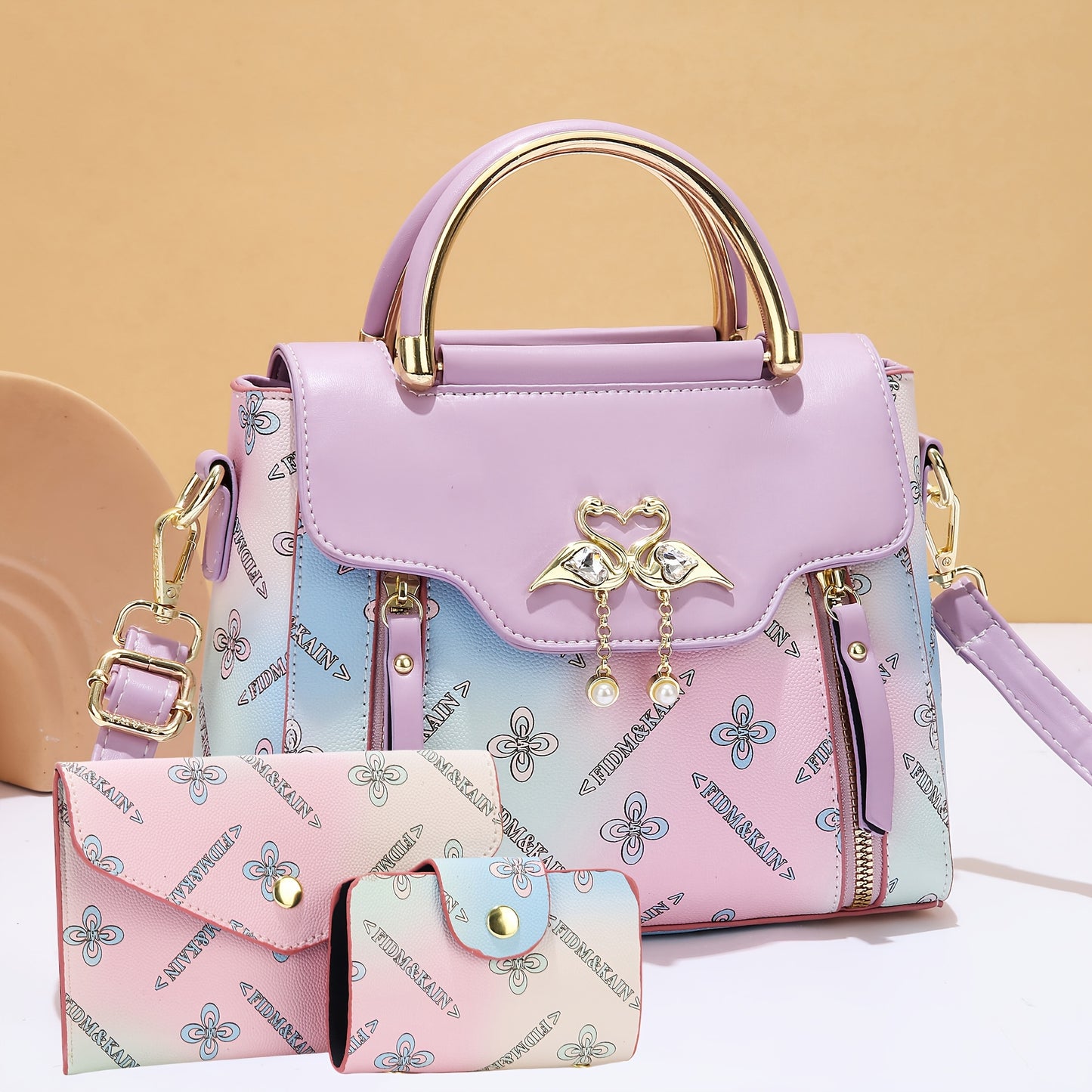 Կանացի պայուսակների հավաքածու՝ երեք հատից բաղկացած. տպագիր ուսի պայուսակներ, ոճային ձեռքի պայուսակներ և բազմակողմանի ուսապարկեր՝ մարմնին կպցնելու համար