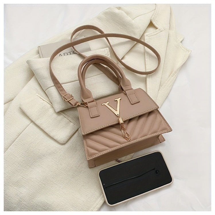 Նորաձև շղթայական պայուսակներ կանանց համար, գարուն-ամառ 2024 թվականի նոր հավաքածու, բարձրակարգ ռելիեֆային դիզայնով, հարմար է ուսերին, ձեռքին և խաչաձև կրելու համար, ոճային ծոպավոր կախազարդերով։