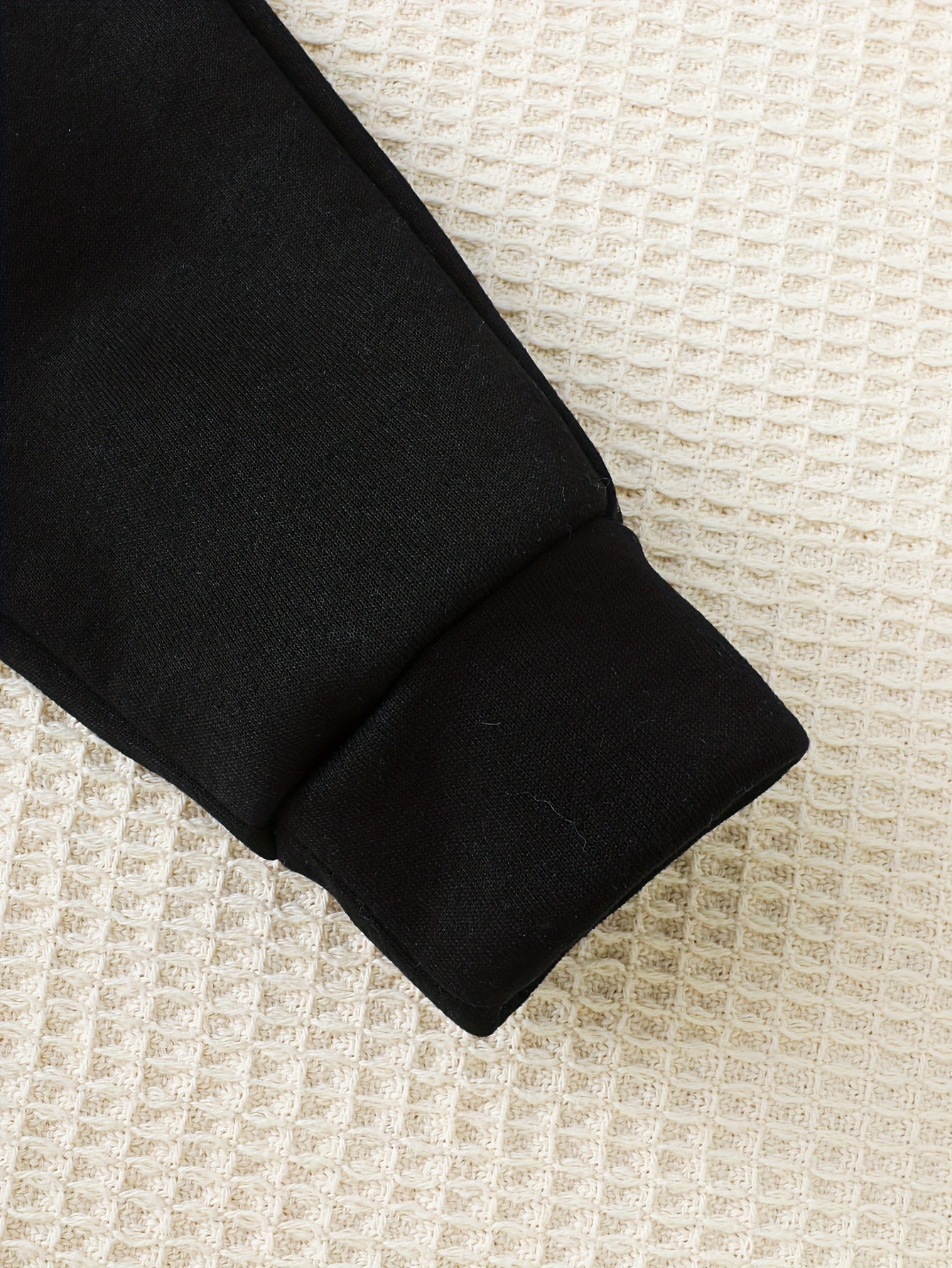 Warner Series տղաների աշուն/ձմեռ նոր «Թոմը և Ջերին» շարքի հավաքածու. դասական նոստալգիկ դեղին վերնաշապիկ՝ Թոմի և Ջերիի տառերով նախշերով և սև տաք բրդյա աստառով տաբատ, 2 կտորից բաղկացած հարմարավետ առօրյա հագուստ: