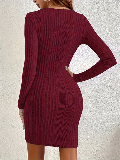 Կանացի երկար թևքերով զգեստ՝ էլեգանտ և սեքսուալ դիզայնով, որն ընդգծում է իրանը, ունի մարմինը գրկող հատված և խաչաձև նախշ։