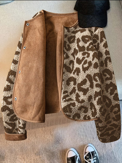 Կանացի էլեգանտ ընձառյուծի նախշերով երկար թևքով բաճկոն - հարմարավետ ձմեռային ջերմություն, չձգվող գործվածք, կանոնավոր չափսերով և կոճակներով փակմամբ, իդեալական է աշնանային և ձմեռային ճանապարհորդությունների համար։