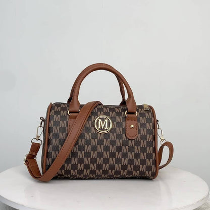 Նոր MINI կանացի նորաձև ուսապարկը՝ դասական մոնոգրամայով և ոսկեգույն «M» լոգոտիպով։ Այն կարող է կրվել խաչաձև և ունի անջատվող ուսային գոտի, ինչը այն հարմար է դարձնում ամենօրյա զբոսանքների, աշխատանքի, ճանապարհորդության և երեկույթների համար։