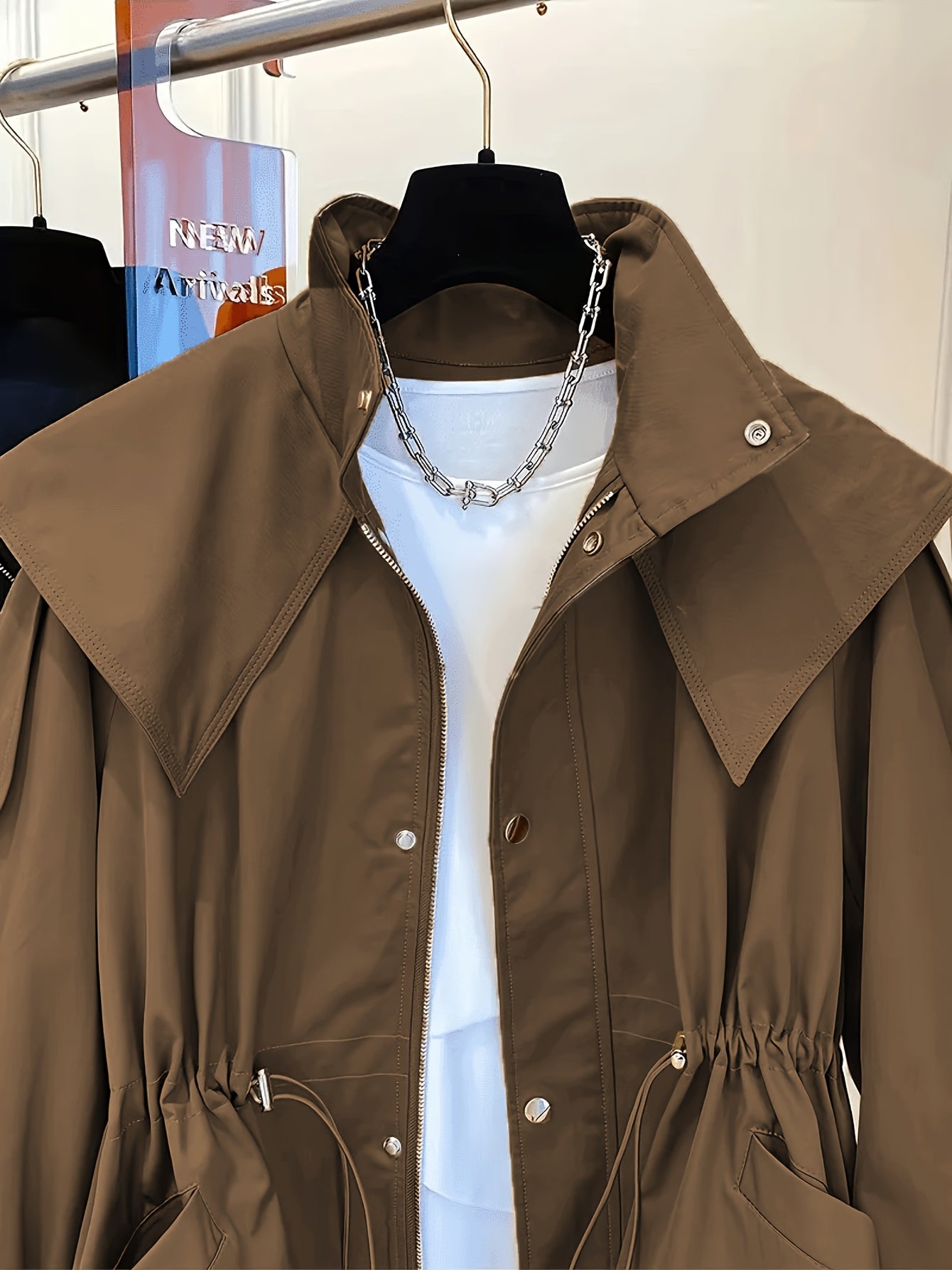 Կանացի միագույն պոլիեսթերային վերարկու՝ լարով գոտկատեղի, օձիքի և կրծքավանդակի գրպաններով - Գարնանային և աշնանային նորաձևություն, հարմարավետ, չձգվող գործվածք, ամենօրյա վերնազգեստ | Դասական երկար թևքեր | Չձգվող նյութ