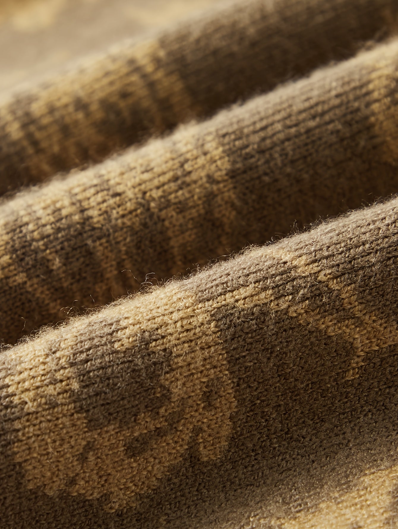 Նոր աշնանային և ձմեռային հավաքածուն ներառում է տղամարդկանց երկարաթև տրիկոտաժե սվիտեր՝ ծաղկային նախշերով, ձևավորված ակոսավոր դետալներով: Այս առօրյա և ոճային սվիտերը կատարյալ է աշնանային և ձմեռային սեզոններին ամենօրյա կրելու համար: