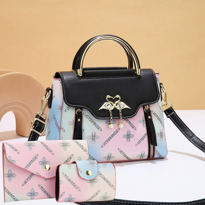 Կանացի պայուսակների հավաքածու՝ երեք հատից բաղկացած. տպագիր ուսի պայուսակներ, ոճային ձեռքի պայուսակներ և բազմակողմանի ուսապարկեր՝ մարմնին կպցնելու համար