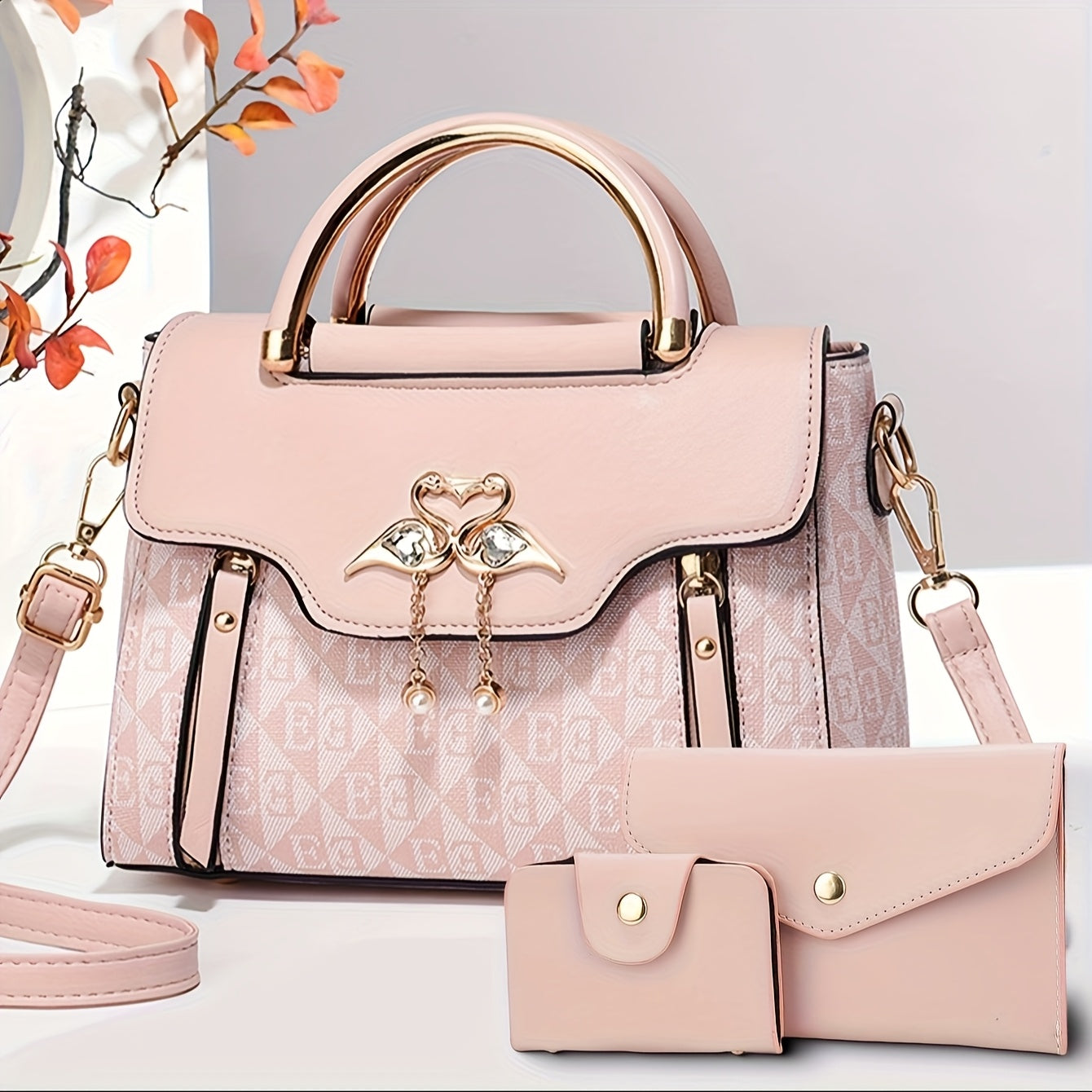 Կանացի պայուսակների հավաքածու՝ երեք հատից բաղկացած. տպագիր ուսի պայուսակներ, ոճային ձեռքի պայուսակներ և բազմակողմանի ուսապարկեր՝ մարմնին կպցնելու համար