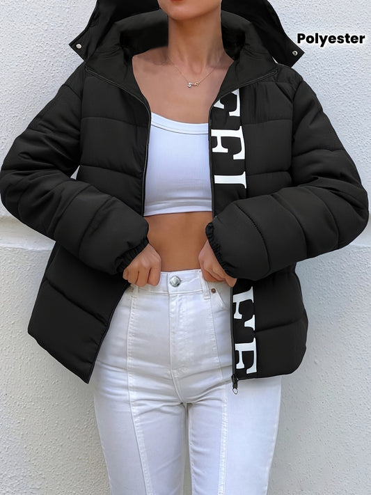 Կանացի առօրյա գլխարկով բաճկոն՝ համարձակ տառային նախշերով, հարմարավետ ձմեռային քամուց պաշտպանող վերարկու, 100% պոլիեսթերից կայծակաճարմանդով գրպաններով միջին երկարության բաճկոն, լվացքի մեքենայով լվացվող սառը եղանակի հագուստ - կատարյալ նվեր նրա համար