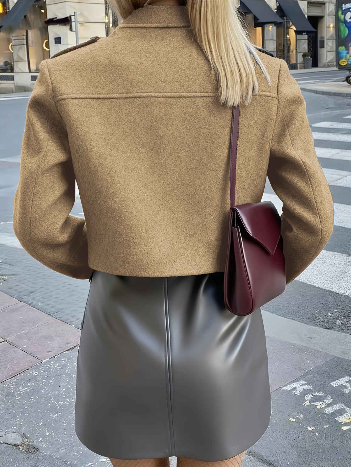 Կանացի բորդո գույնի կլոր օձիքով երկար թևքերով բաճկոն՝ գրպաններով և կոճակներով փակմամբ, աշնանային և ձմեռային, ոճային և առօրյա։