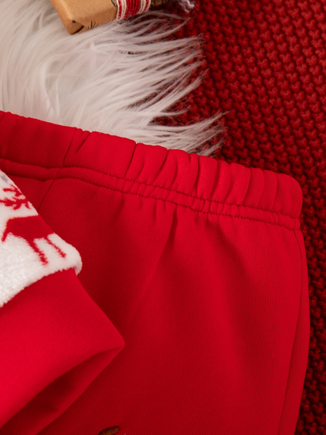 Տղաների համար նախատեսված ամանորյա, ասեղնագործված, սովորական չափսի, գլխարկով, երկար թևքերով, բրդյա բաճկոնով և տաբատով հագուստ՝ աշուն/ձմեռ, իդեալական է բացօթյա օգտագործման համար։