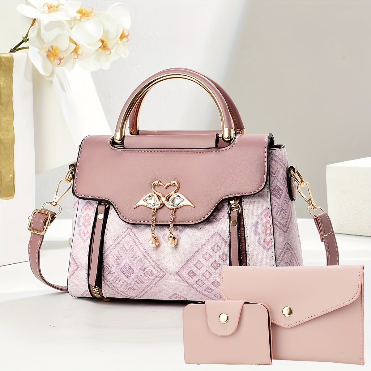 Կանացի պայուսակների հավաքածու՝ երեք հատից բաղկացած. տպագիր ուսի պայուսակներ, ոճային ձեռքի պայուսակներ և բազմակողմանի ուսապարկեր՝ մարմնին կպցնելու համար