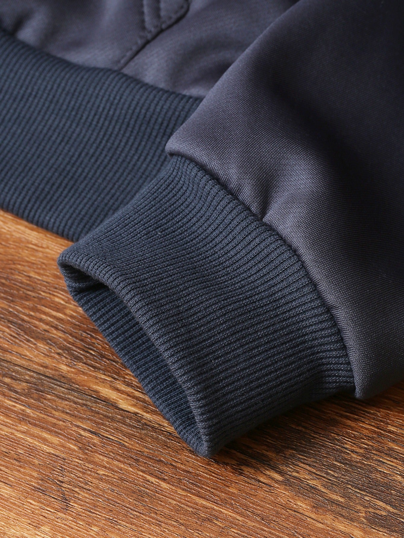 Սուրբ Ծննդյան և վանդակավոր ընձառյուծի նախշերով տոնածառի նախշերով կանացի շարված վերնաշապիկ, հաստ և տաք պոլիեսթերային գործվածքով բաճկոն, հարմար է աշնանային և ձմեռային սեզոնի համար նախատեսված առօրյա կոմպոզիտային տաք հագուստի համար։