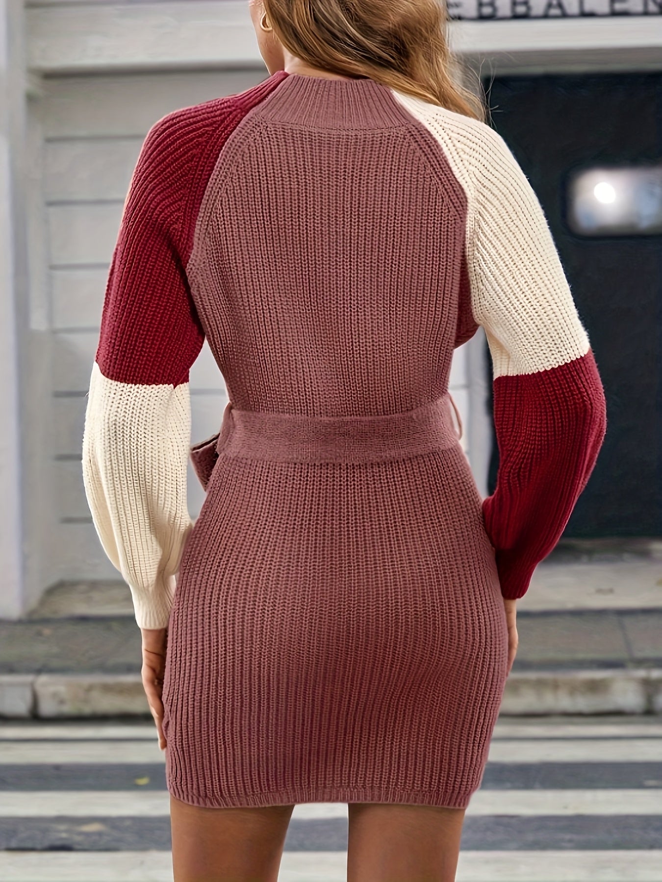 Գունավոր բլոկով նեղ գոտկատեղով նորաձև զգեստ