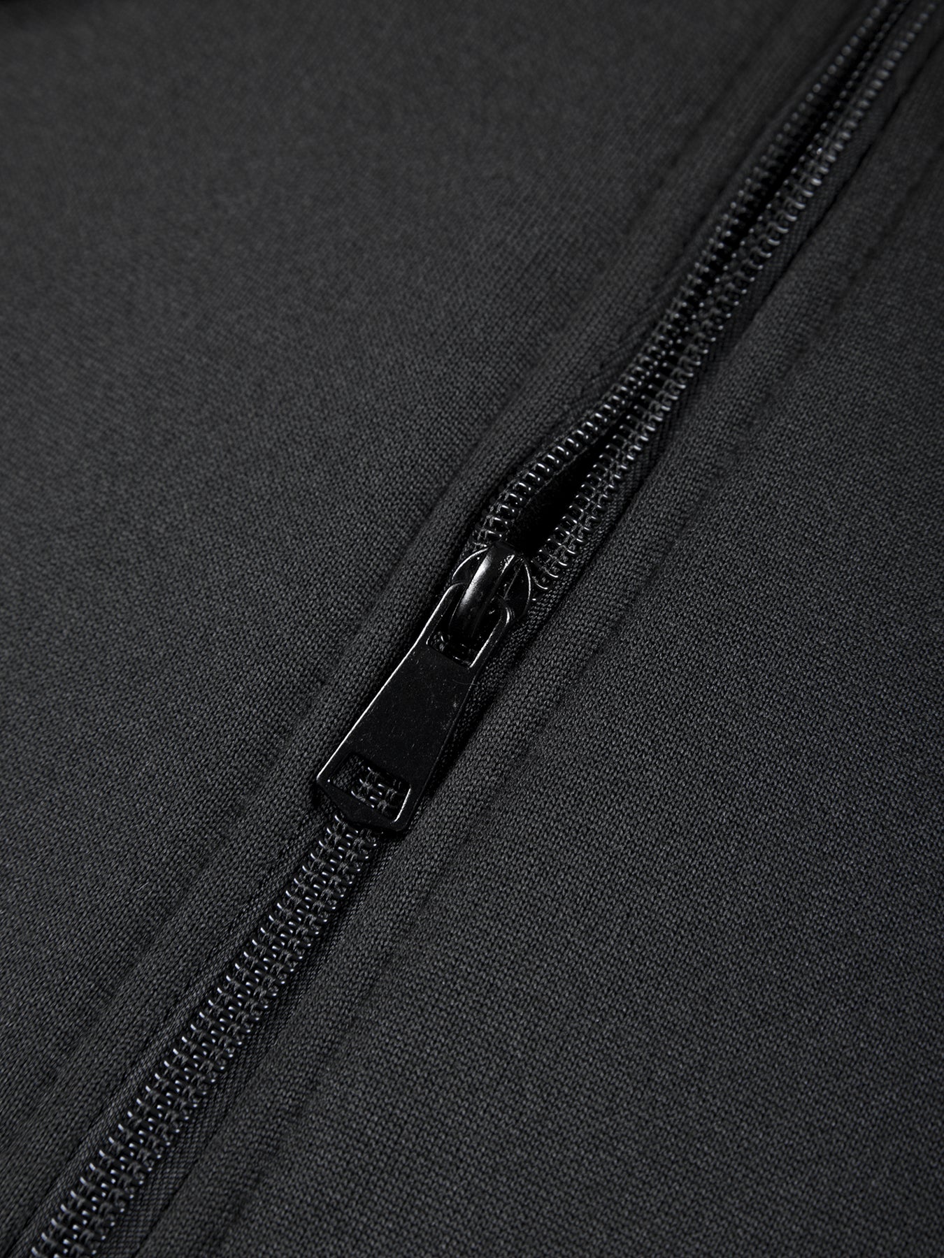 Աշնանային-ձմեռային տղամարդու գլխարկով սպորտային հագուստի հավաքածու, պարզ դասական, բազմակողմանի հագուստ՝ կայծակաճարմանդով, աստառապատ տաք բաճկոնով և լարով սպորտային տաբատով՝ առօրյա և հանգստի համար։