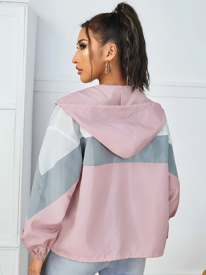 Նորաձև, ուսերը իջեցված, գլխարկով, գունային բլոկներով արևապաշտպան բաճկոն՝ կայծակաճարմանդով և լարով