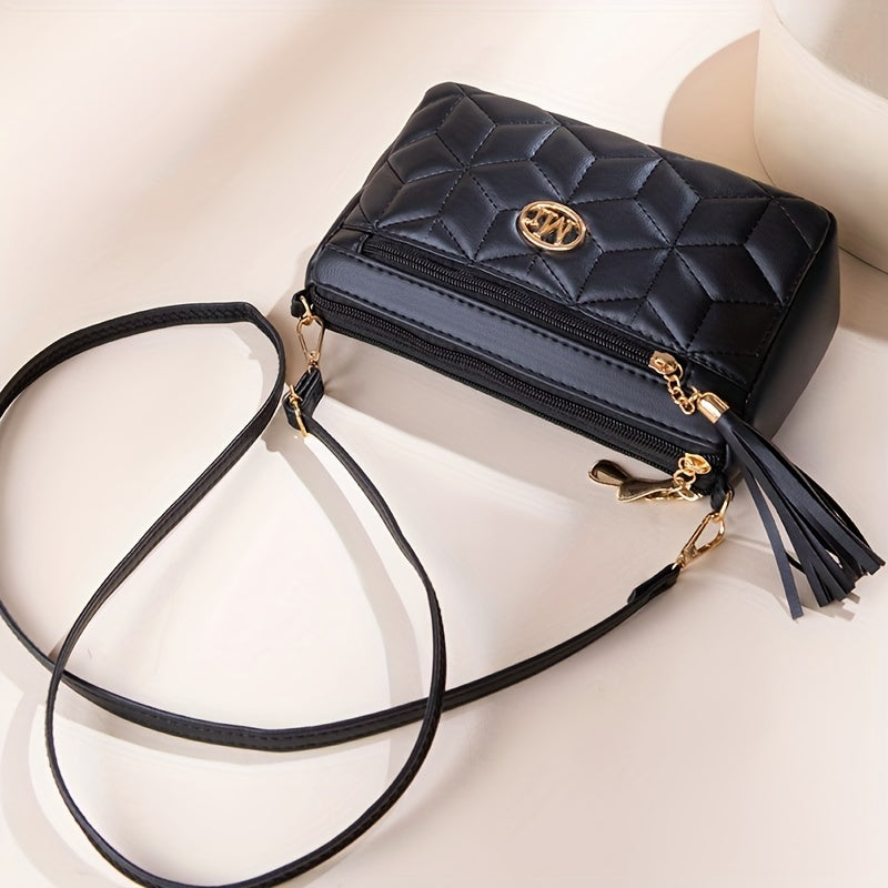 Կանացի կարված, մեծ տարողությամբ, ամենօրյա ուսի պայուսակ՝ ծոպավոր զարդարանքներով, բազմաթիվ կայծակաճարմանդներով և կարգավորվող ուսի գոտիով