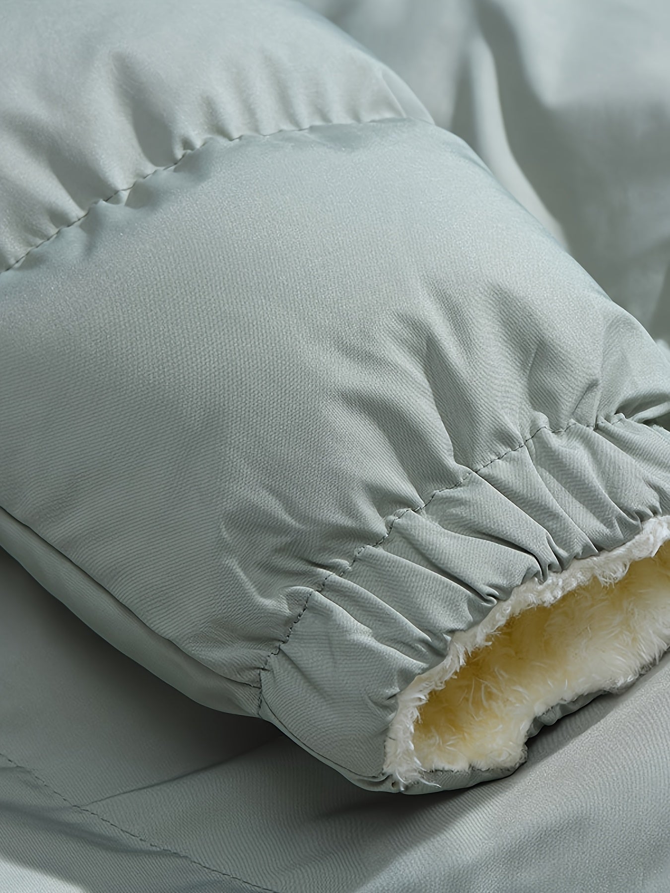 Տղամարդու երկկողմանի բրդյա ծածկույթով հաստ բաճկոն՝ առօրյա կանգնած օձիքով՝ տառերի տպագրությամբ, սովորական չափսերով, գրպաններով, պոլիեսթերային լցոնով, բազմակողմանի աշուն/ձմեռ համար, ձմեռային բաճկոն