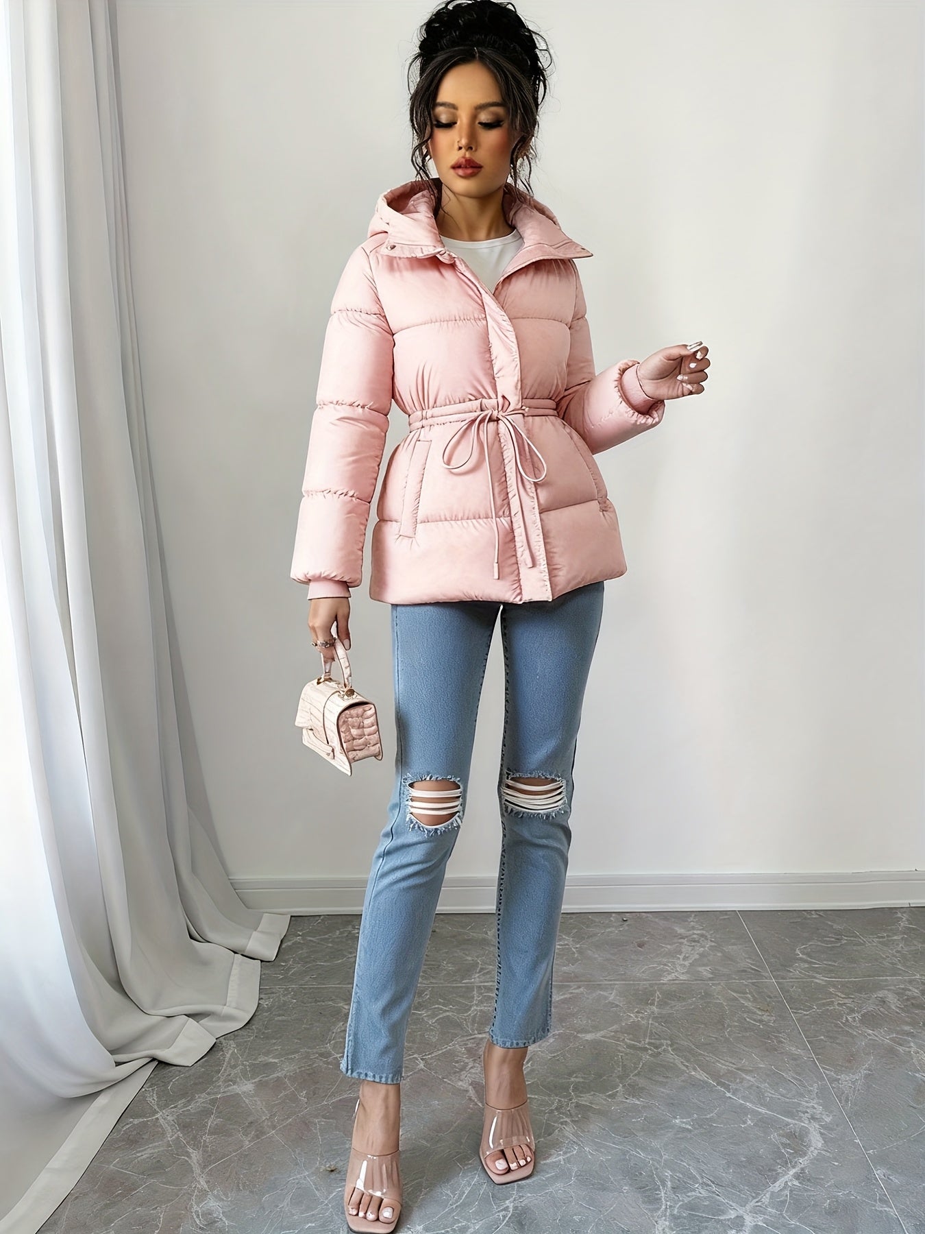 Կանացի էլեգանտ սև փքված բաճկոն՝ միջին երկարության, ազատ չափսերով, կարգավորվող լարով գոտկատեղով, երկար թևքերով և առջևի կայծակաճարմանդով, առօրյա ձմեռային վերնազգեստ ցուրտ եղանակի համար, ձմեռային բաճկոն