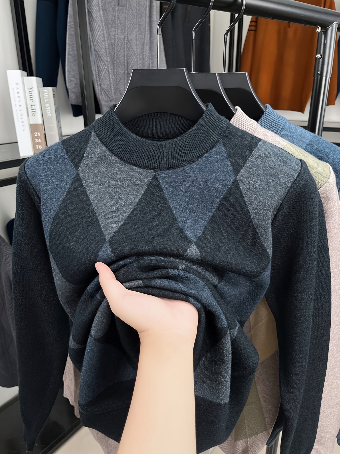 Նոր աշնանային և ձմեռային հավաքածուն ներառում է տղամարդկանց երկար թևքերով տրիկոտաժե սվիտեր՝ կայծակաճարմանդով և կողավոր կլոր վզով։ Այս առօրյա և ոճային սվիտերը բազմակողմանի է աշնանային և ձմեռային ամենօրյա կրելու համար, հարմար է տղամարդկանց համար։