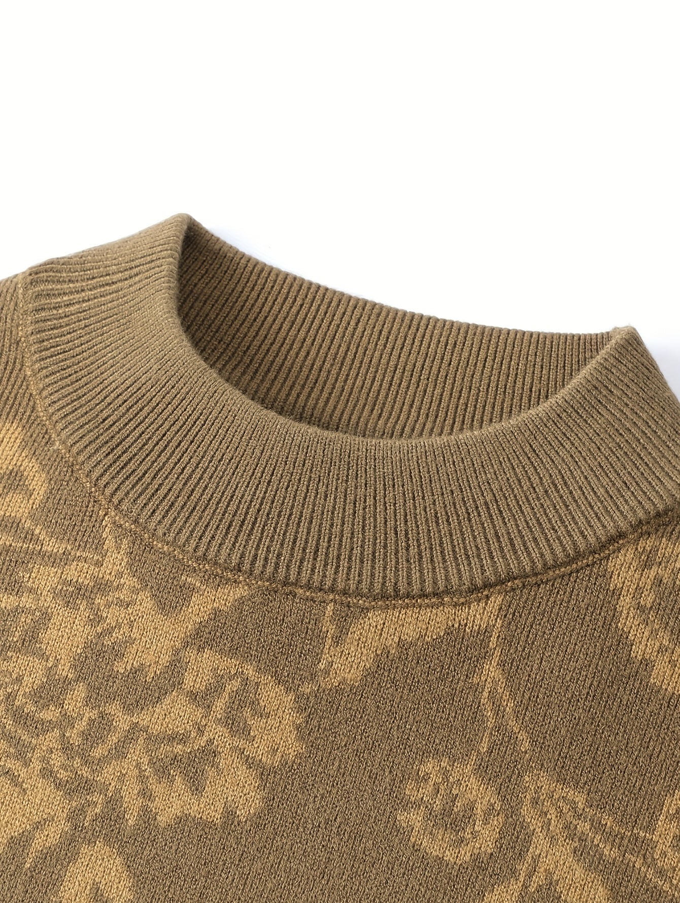 Նոր աշնանային և ձմեռային հավաքածուն ներառում է տղամարդկանց երկարաթև տրիկոտաժե սվիտեր՝ ծաղկային նախշերով, ձևավորված ակոսավոր դետալներով: Այս առօրյա և ոճային սվիտերը կատարյալ է աշնանային և ձմեռային սեզոններին ամենօրյա կրելու համար: