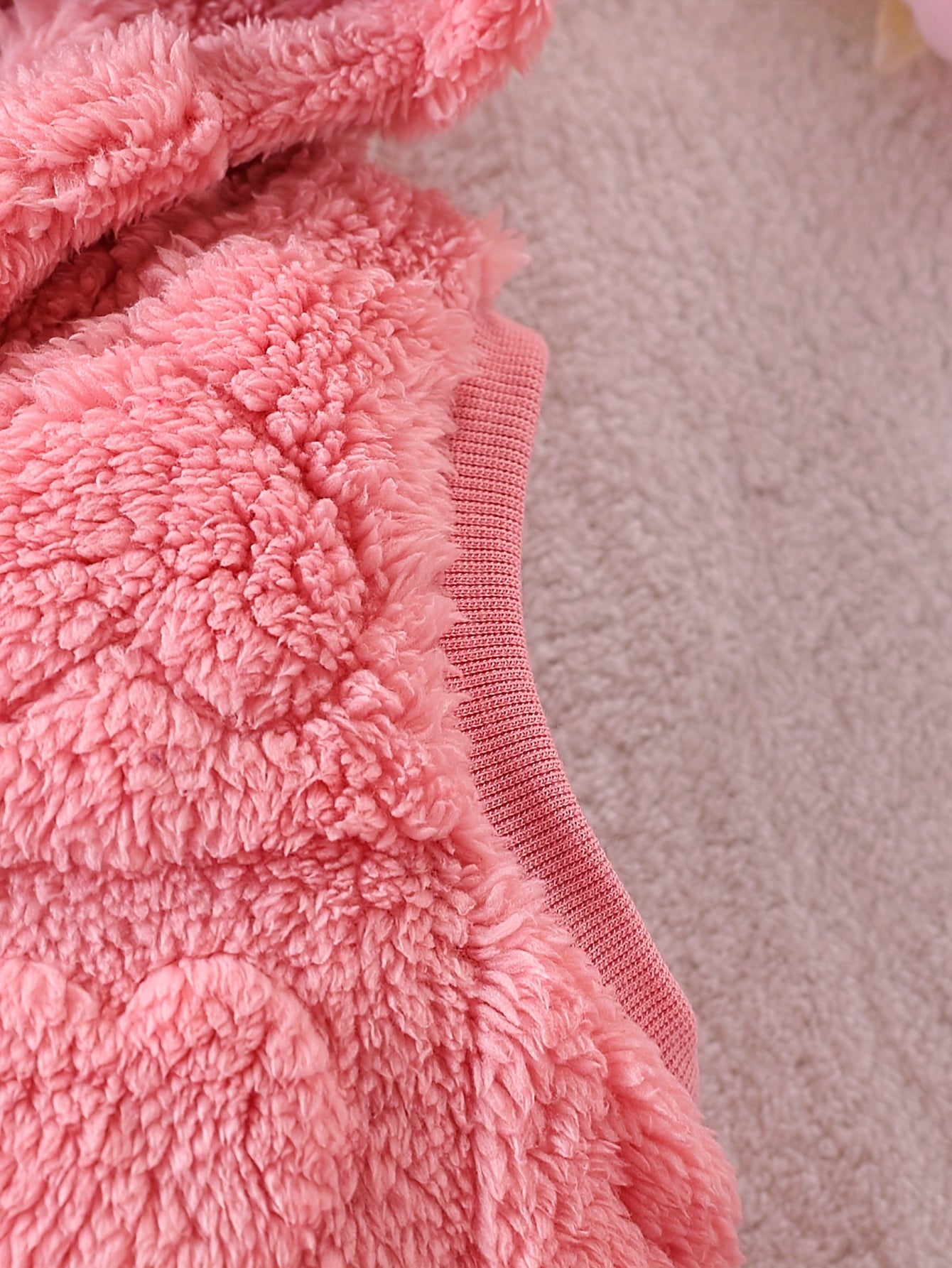 3 հատ աղջիկների համար նախատեսված մանկական նորաձև, առօրյա, ժակարդի սրտաձև փափուկ գլխարկով բաճկոն և սրտաձև ասեղնագործված փափուկ վերնաշապիկ և ժակարդի սրտաձև փափուկ լարով տաբատ՝ աշուն/ձմեռ, իդեալական է բացօթյա օգտագործման համար։