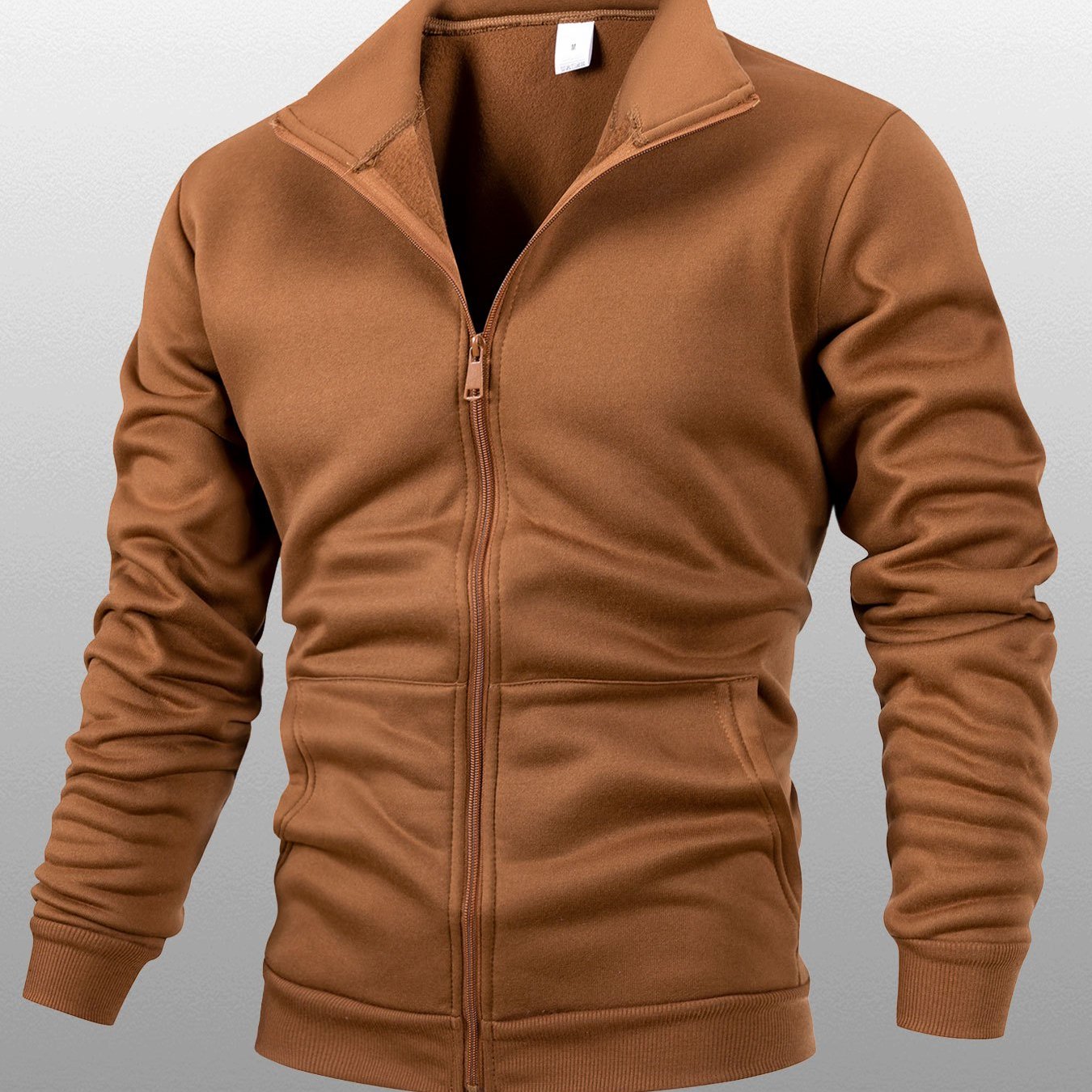 Տղամարդու միագույն բրդյա բաճկոն՝ կանգնած օձիքով, կայծակաճարմանդով, երկար թևքերով, սպորտային, առանց գլխարկի, մեծ կողային գրպաններով, հարմար է ամենօրյա կրելու, բացօթյա գործունեության, լեռնագնացության համար