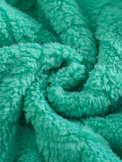 Հարմարավետ բրդյա գլխարկով սվիտերի և տաբատի հավաքածու - տաք ձմեռային հանդերձանք սրտաձև նախշերով, երկար թևքով սվիտեր և համապատասխան տաբատ, իդեալական է բացօթյա խաղերի համար, առօրյա ոճ, սովորական չափս, ձմեռային հագուստ, խաղային դիզայն, փափուկ հյուսվածք