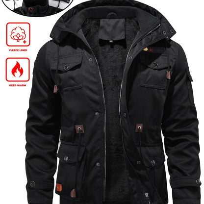 Տղամարդու ծանր ձմեռային բաճկոն՝ ջերմամեկուսացված ցուրտ եղանակի համար՝ ամբողջական կայծակաճարմանդով, գլխարկով, քամուց պաշտպանող վերնազգեստ, բազմաթիվ գրպաններ՝ ձիթապտղի կանաչ։ Տակտիկական դիզայն՝ բացօթյա, ճանապարհորդության, ամենօրյա օգտագործման համար։ Չձգվող։