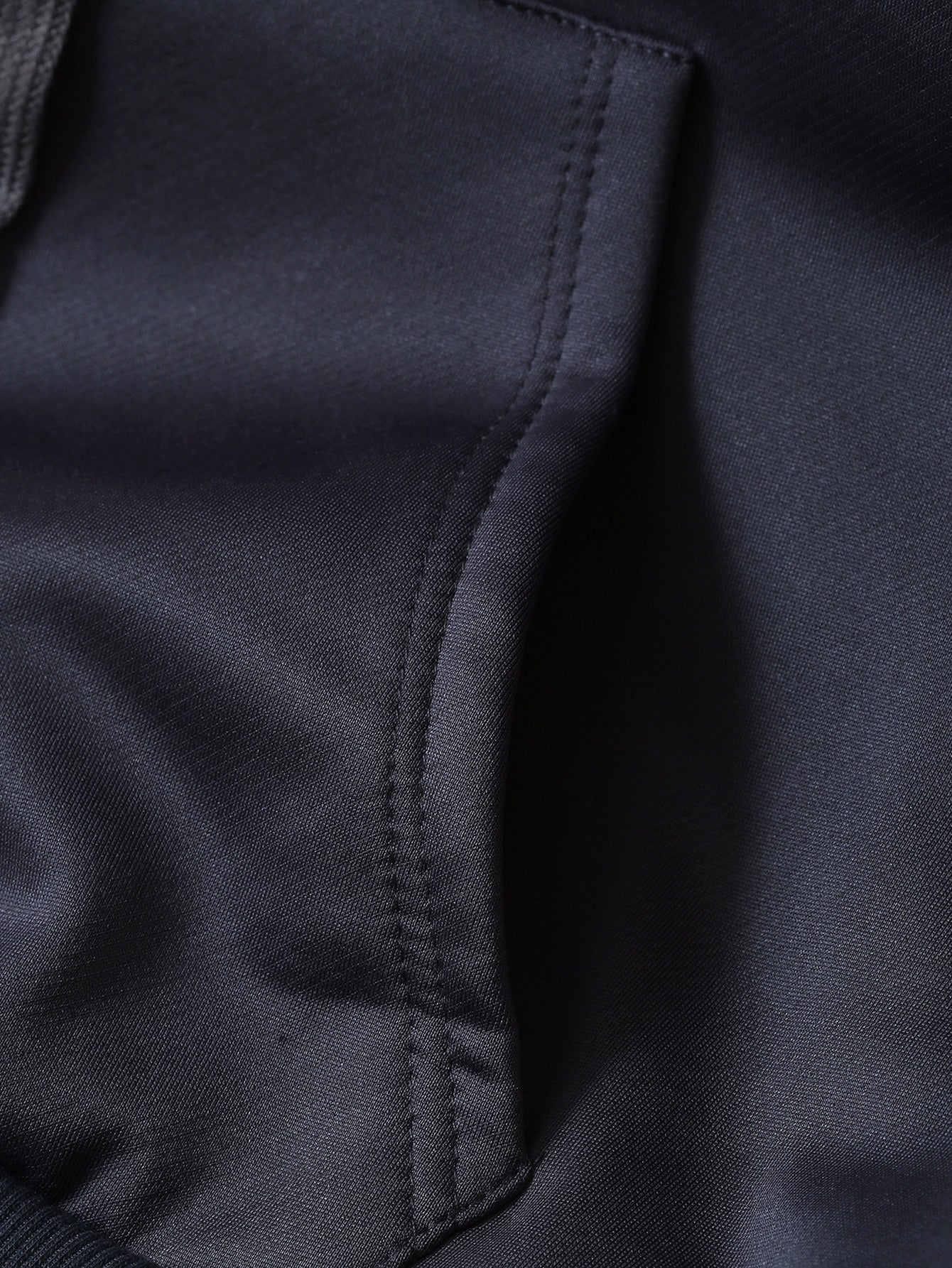 Սուրբ Ծննդյան և վանդակավոր ընձառյուծի նախշերով տոնածառի նախշերով կանացի շարված վերնաշապիկ, հաստ և տաք պոլիեսթերային գործվածքով բաճկոն, հարմար է աշնանային և ձմեռային սեզոնի համար նախատեսված առօրյա կոմպոզիտային տաք հագուստի համար։