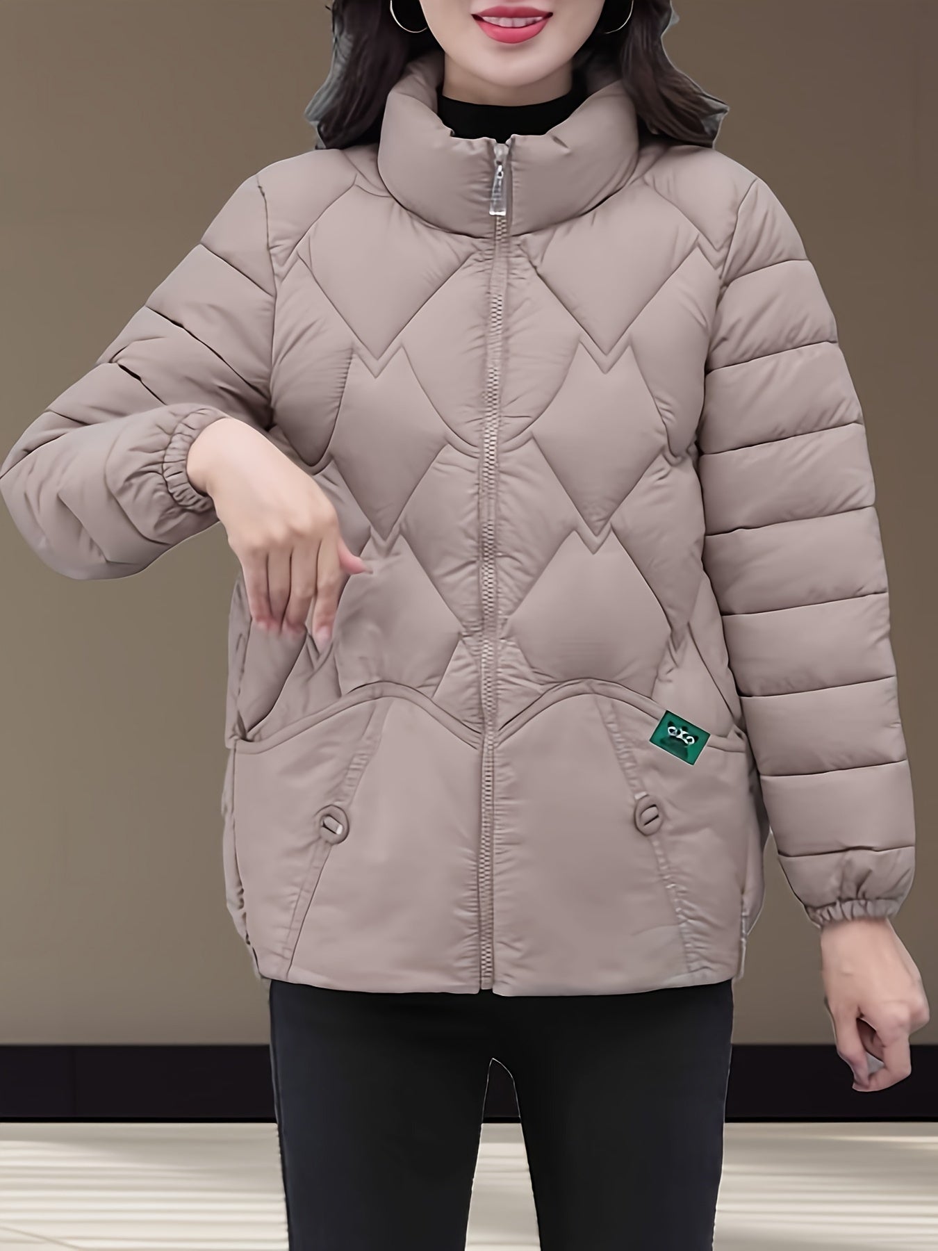 Կանացի ոճային ձմեռային վերարկու՝ սև, եղևնու ոսկեզօծ նախշով, լայնացած եզրով և H-աձև ուրվագիծով, երկար թևքերով, չձգվող գործվածքով, միայն ձեռքով լվացվող, ճապոնա-կորեական ոճով՝ առօրյա և պաշտոնական առիթների համար։