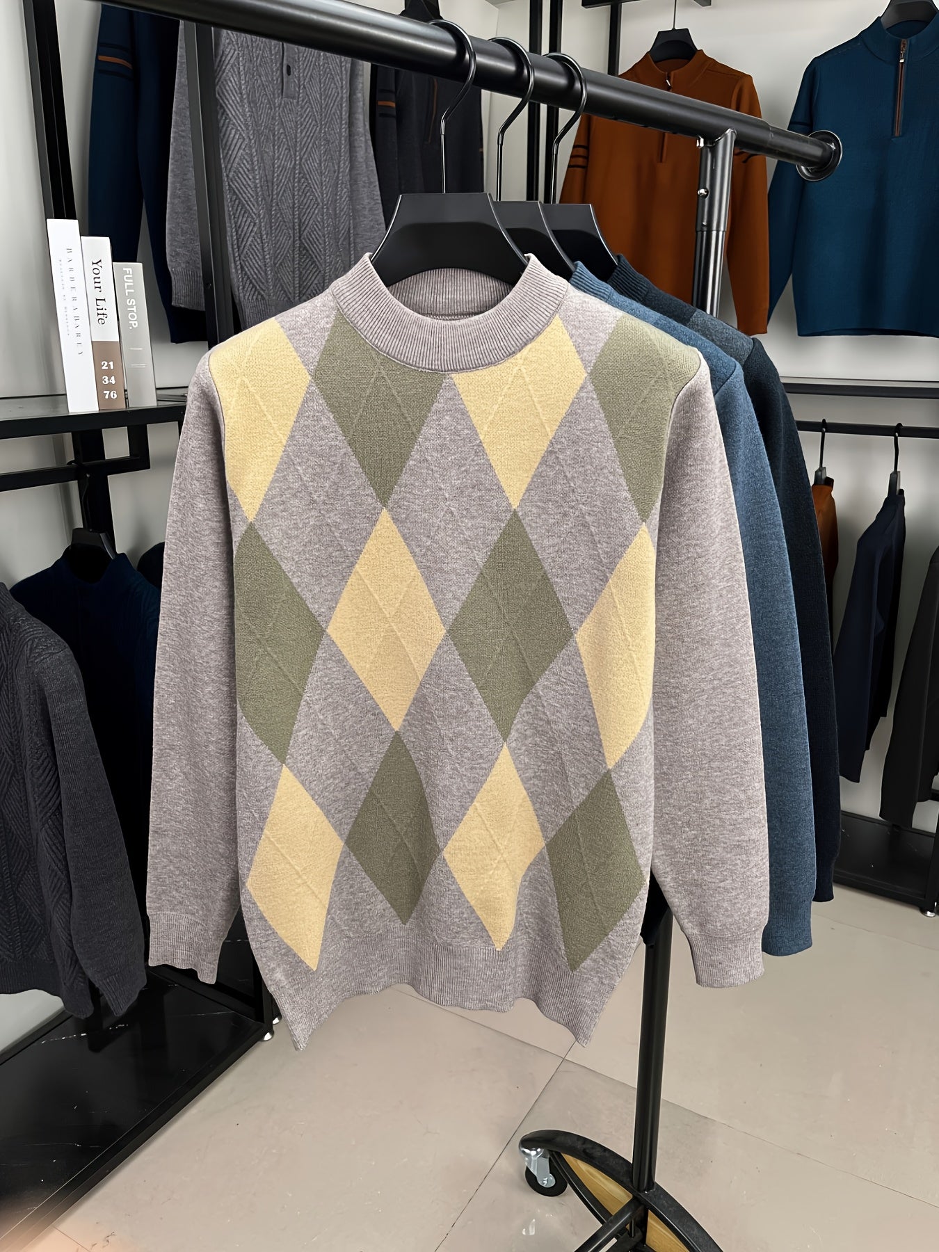 Նոր աշնանային և ձմեռային հավաքածուն ներառում է տղամարդկանց երկար թևքերով տրիկոտաժե սվիտեր՝ կայծակաճարմանդով և կողավոր կլոր վզով։ Այս առօրյա և ոճային սվիտերը բազմակողմանի է աշնանային և ձմեռային ամենօրյա կրելու համար, հարմար է տղամարդկանց համար։