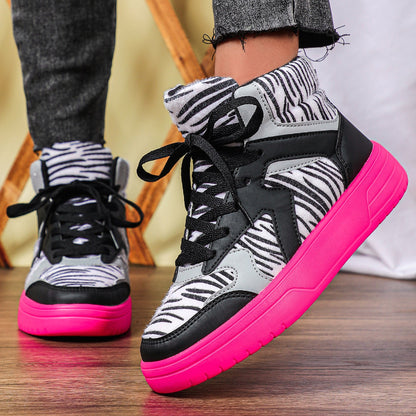 Կանացի ձմեռային զեբրա նախշով արշավային կոշիկներ - միջին բարձրության, կլոր քթով, PU ծածկույթանման հյուսվածքով, փափուկ, հարմարավետ, կապերով, կոճի աջակցությամբ, վարդագույն ներբանով և ոտնաթաթի կամարի աջակցությամբ: