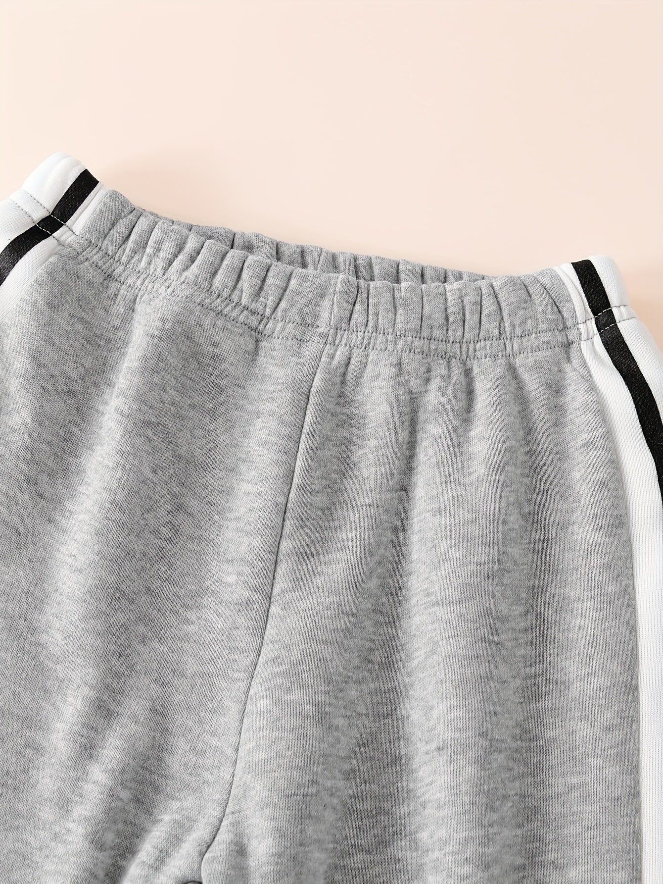 Նոր աշնանային և ձմեռային հավաքածու. դասական և ոճային կոճակներով բեյսբոլի բաճկոն՝ թևքերին տառերի նախշերով, համադրված սև և սպիտակ շերտերով տաբատի և հաստ բրդյա կտորի հետ՝ ջերմության համար: Այս հարմարավետ և բազմաֆունկցիոնալ հավաքածուն...