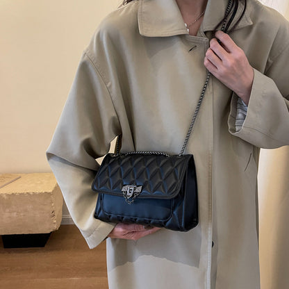 Կանացի մեծ տարողությամբ ամենօրյա պայուսակ - կարող է կրել ուսից կամ գոտկատեղից, ունի հյուսվածքային փակվող կողպեք, էլեգանտ փոքր քառակուսի դիզայն, դիմացկուն աստառ - հարմար է և՛ ամենօրյա, և՛ պաշտոնական առիթների համար, ճանապարհորդական էսսենշ