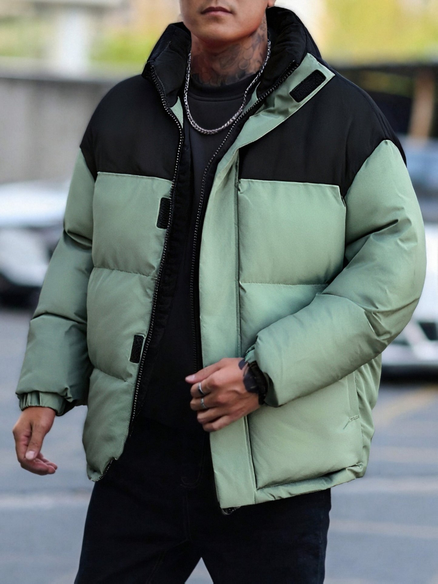 Տղամարդու ձմեռային գունային բլոկներով բաճկոն՝ կանգնած օձիքով - սև և առօրյա տաք վերարկու՝ բացօթյա օգտագործման համար, պոլիեսթերով լցված կայծակաճարմանդ առջևի մասով, սովորական չափսի՝ ցուրտ եղանակի համար, չձգվող գործվածք