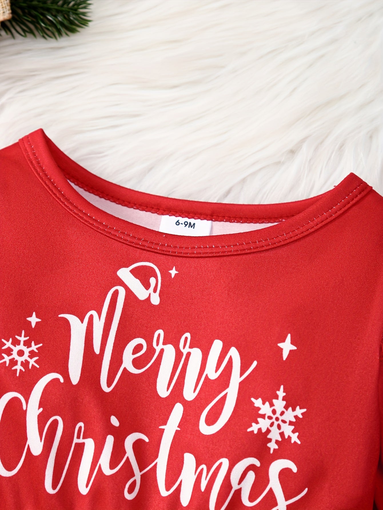 Տոնական երկար թևքերով, ծալքավոր զարդանախշերով զգեստ՝ Ձմեռ պապի և ձնեմարդու նախշերով, պոլիեսթերի խառնուրդով և թեթևակի ձգվող, գարուն/աշուն ամենօրյա տրիկոտաժե գործվածքից։