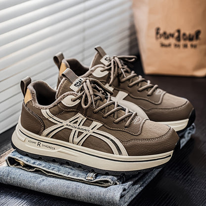 Տղամարդկանց ձմեռային ջերմային ցածրակրունկ սպորտային կոշիկներ՝ տաք, ամբողջությամբ սև, կլոր քթով, կապիչներով, հարմար են բացօթյա, ամենօրյա կրելու համար՝ ռետինե ներբանով և վերին մասով։