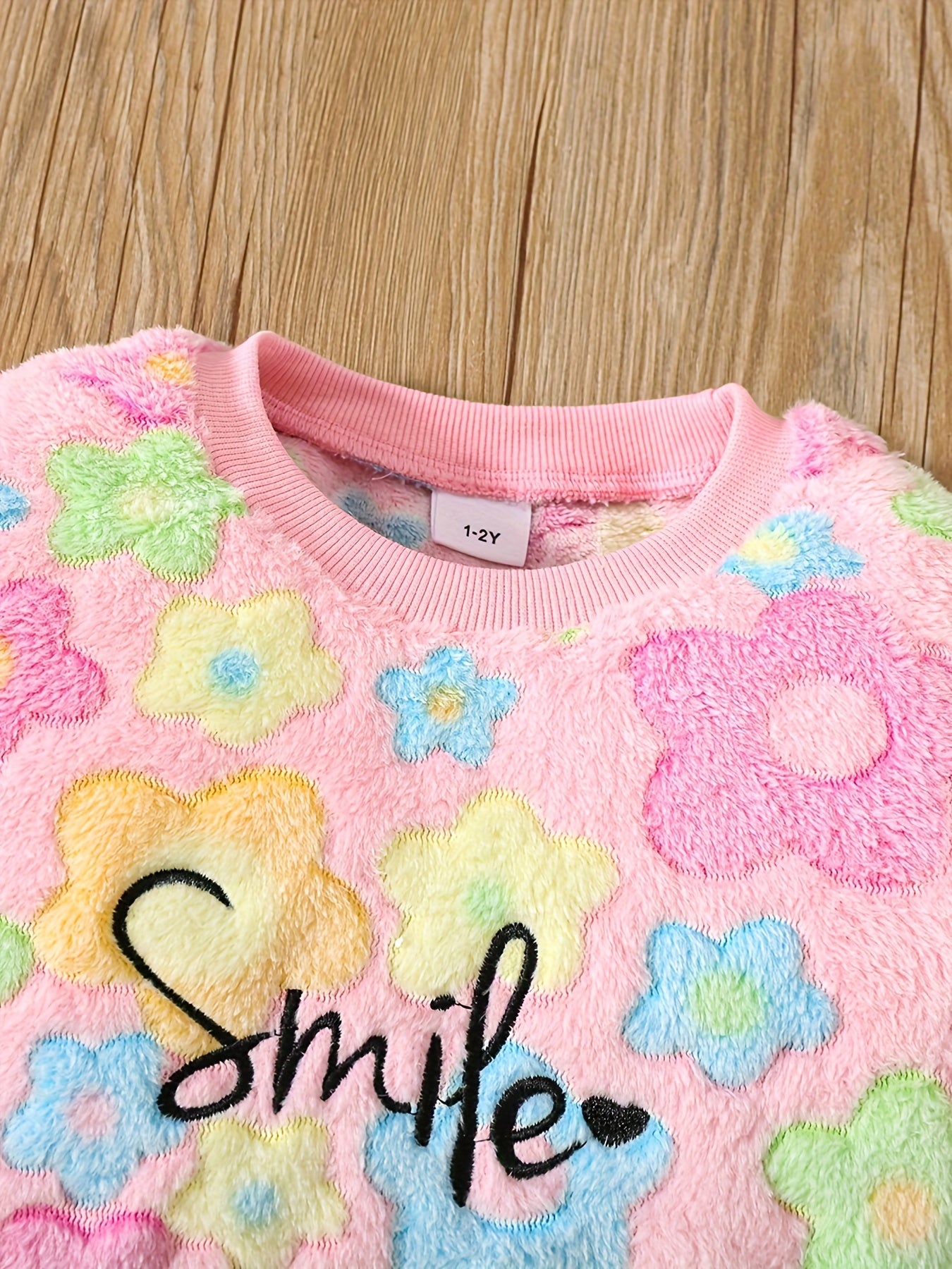 Աղջիկների աշնանային և ձմեռային նորաձև տաք հավաքածու «Ժպիտ» ասեղնագործությամբ, գունագեղ ծաղկային ապլիկացիայով բրդյա բաճկոնով և լայնածավալ տաբատով, իդեալական է բացօթյա օգտագործման համար