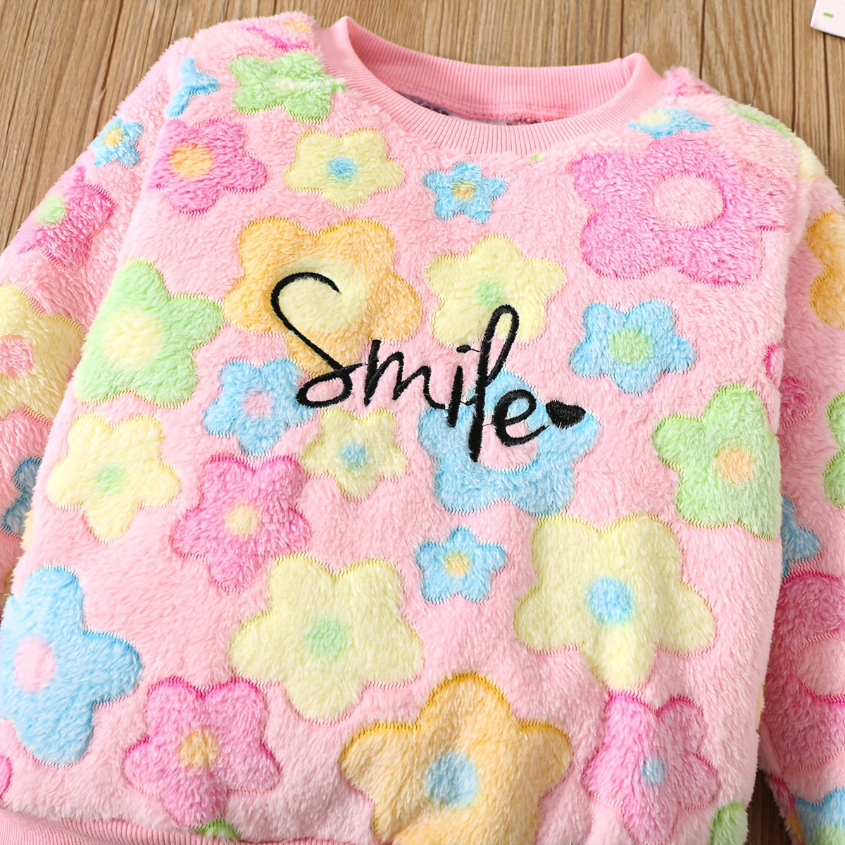 Աղջիկների աշնանային և ձմեռային նորաձև տաք հավաքածու «Ժպիտ» ասեղնագործությամբ, գունագեղ ծաղկային ապլիկացիայով բրդյա բաճկոնով և լայնածավալ տաբատով, իդեալական է բացօթյա օգտագործման համար