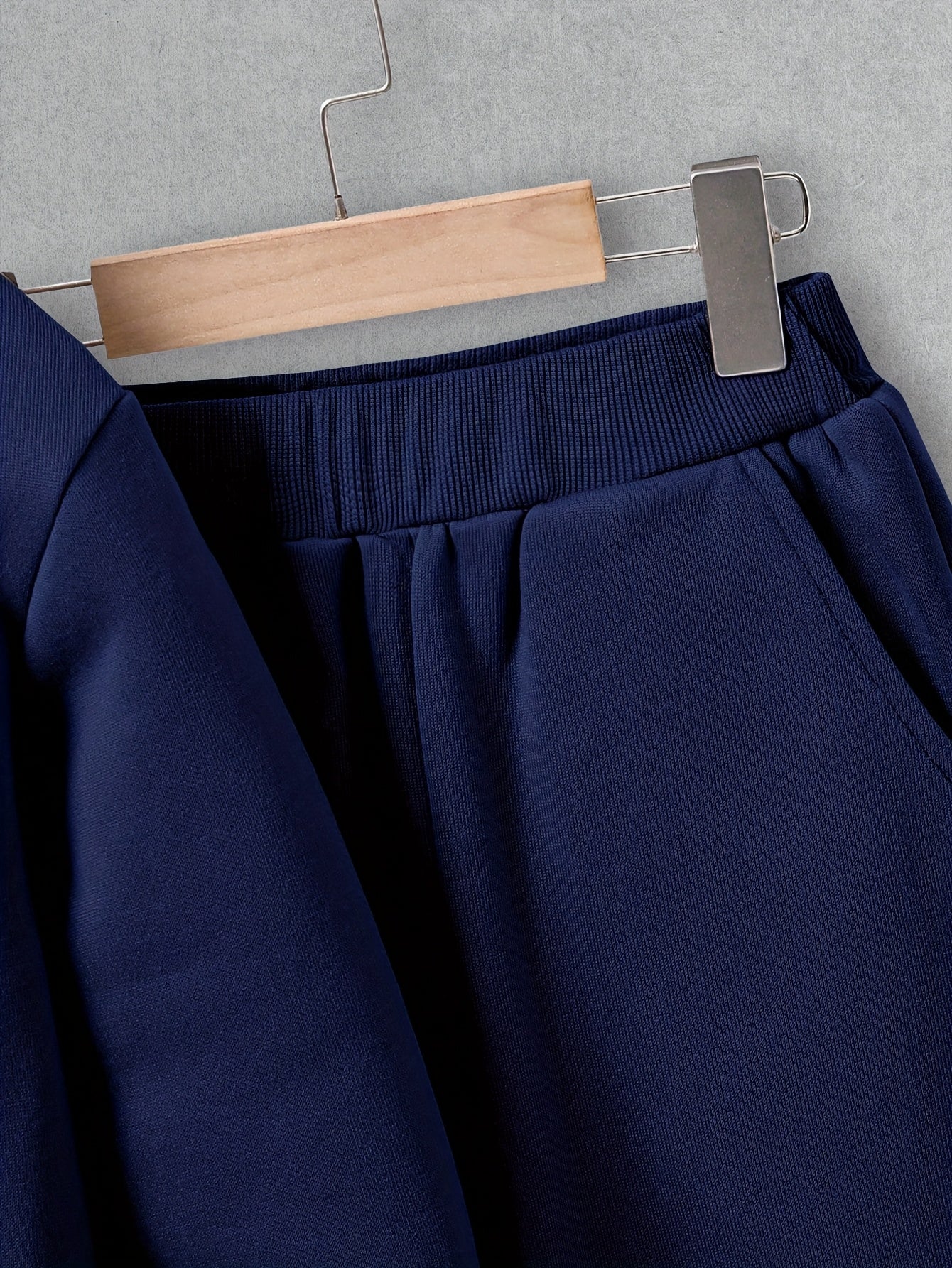 Տղաների համար նորաձև, բրդյա աստառով, գլխարկով, տաք, երկար թևքերով սվիտեր՝ գեղատեսիլ նախշերով + ուղիղ ոտքով, հարմարավետ, ազատ տաբատ, ձմեռային զբոսանքի երկու կտորանոց հավաքածու, իդեալական է բացօթյա զբոսանքների համար։