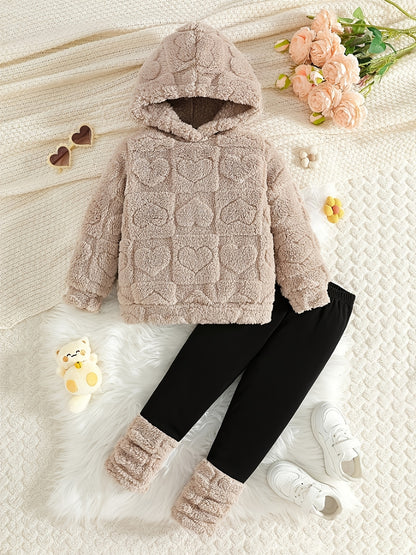 Հարմարավետ բրդյա գլխարկով սվիտերի և տաբատի հավաքածու - տաք ձմեռային հանդերձանք սրտաձև նախշերով, երկար թևքով սվիտեր և համապատասխան տաբատ, իդեալական է բացօթյա խաղերի համար, առօրյա ոճ, սովորական չափս, ձմեռային հագուստ, խաղային դիզայն, փափուկ հյուսվածք