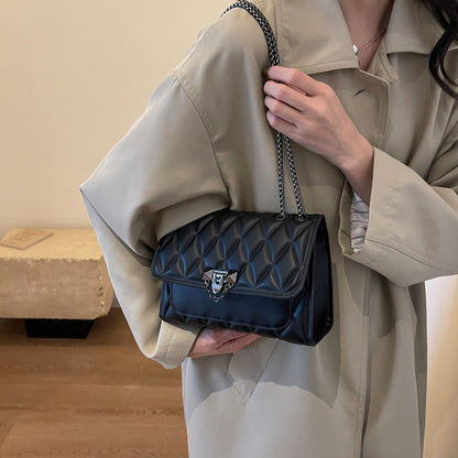 Կանացի մեծ տարողությամբ ամենօրյա պայուսակ - կարող է կրել ուսից կամ գոտկատեղից, ունի հյուսվածքային փակվող կողպեք, էլեգանտ փոքր քառակուսի դիզայն, դիմացկուն աստառ - հարմար է և՛ ամենօրյա, և՛ պաշտոնական առիթների համար, ճանապարհորդական էսսենշ