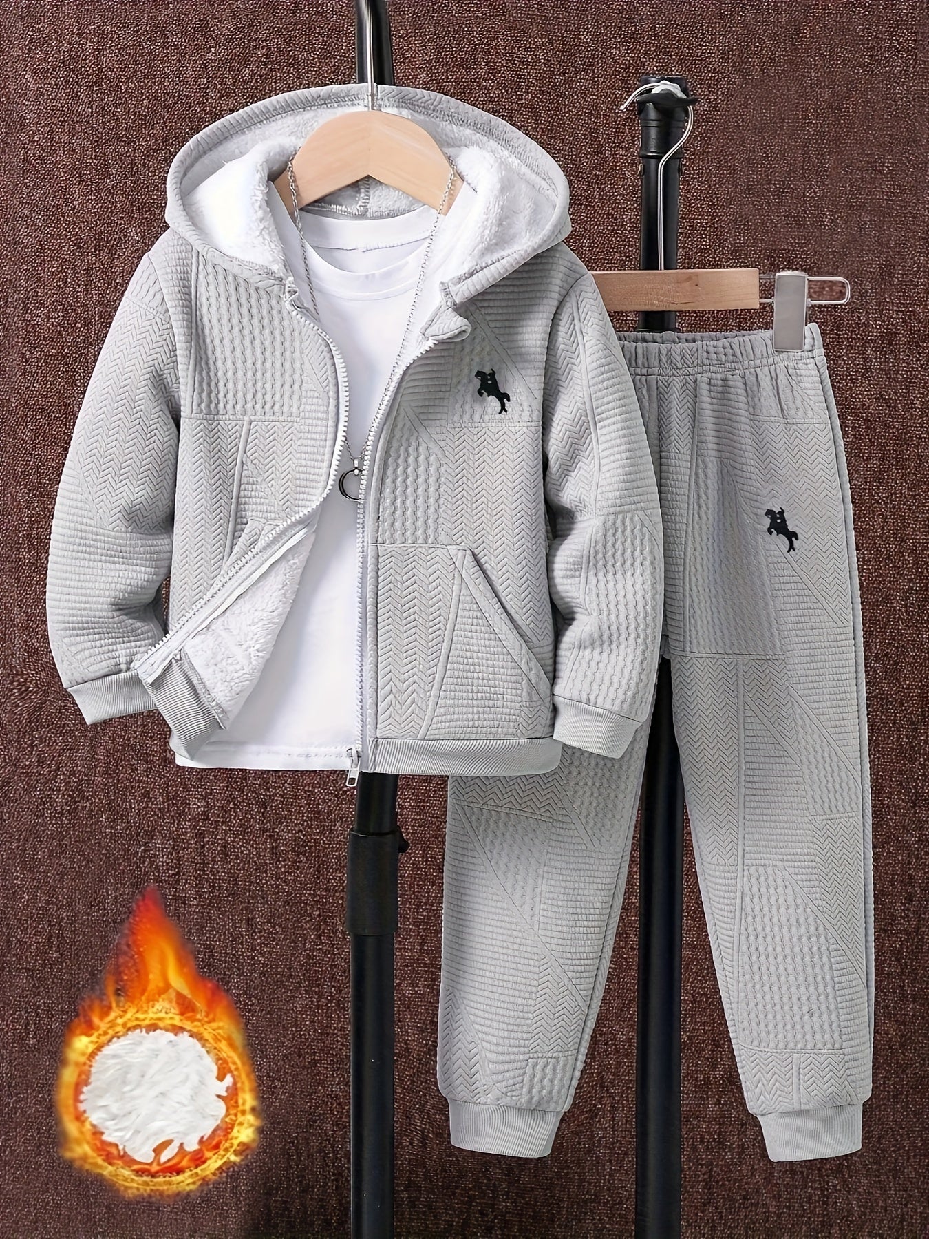 2 հատ տղաների համար նախատեսված առօրյա հագուստի հավաքածու, երկար թևքերով գլխարկով բաճկոն՝ ասեղնագործությամբ և կայծակաճարմանդով, երկրաչափական նախշերով տրիկոտաժե տաբատ, պոլիեսթերից և սպանդեքսի աստառով, սովորական չափսի՝ աշուն/ձմեռ, բացօթյա օգտագործման համար