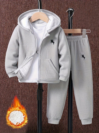 2 հատ տղաների համար նախատեսված առօրյա հագուստի հավաքածու, երկար թևքերով գլխարկով բաճկոն՝ ասեղնագործությամբ և կայծակաճարմանդով, երկրաչափական նախշերով տրիկոտաժե տաբատ, պոլիեսթերից և սպանդեքսի աստառով, սովորական չափսի՝ աշուն/ձմեռ, բացօթյա օգտագործման համար