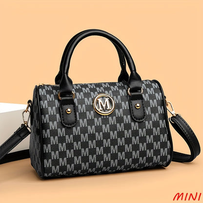 Նոր MINI կանացի նորաձև ուսապարկը՝ դասական մոնոգրամայով և ոսկեգույն «M» լոգոտիպով։ Այն կարող է կրվել խաչաձև և ունի անջատվող ուսային գոտի, ինչը այն հարմար է դարձնում ամենօրյա զբոսանքների, աշխատանքի, ճանապարհորդության և երեկույթների համար։