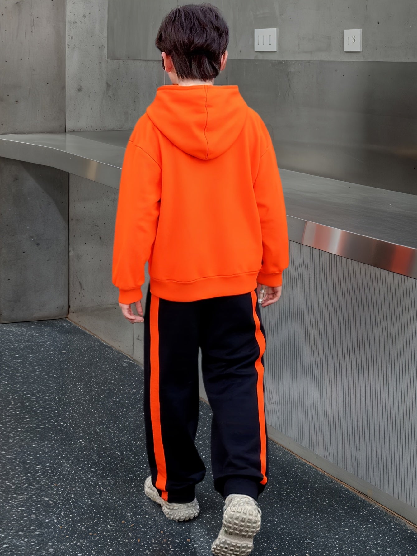 2 հատ տղաների ձմեռային գլխարկով մարզահագուստ և տաբատ - տաք սվիտեր համապատասխան երկար տաբատով, գունային բլոկներով վերնաշապիկ (հարմար է մեծ երեխաների և երեխաների համար) - լվացքի մեքենայով լվացվող 2 հատի հավաքածու, իդեալական է բացօթյա օգտագործման համար